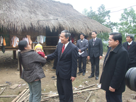 Ông Vũ Duy Bổng, Chủ tịch HĐQT Công ty CP BĐS An Thịnh - Hòa Bình tặng quà gia đình khó khăn xã Hòa Sơn (Lương Sơn) nhân dịp Tết Tân Mão.